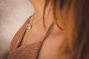 デコルテニキビを挙式前に解消するための集中ケア方法は？