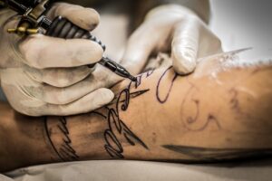 腕のニキビを予防するための効果的な方法は？